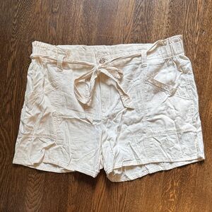 Old Navy Women's Cream Cargo Shorts